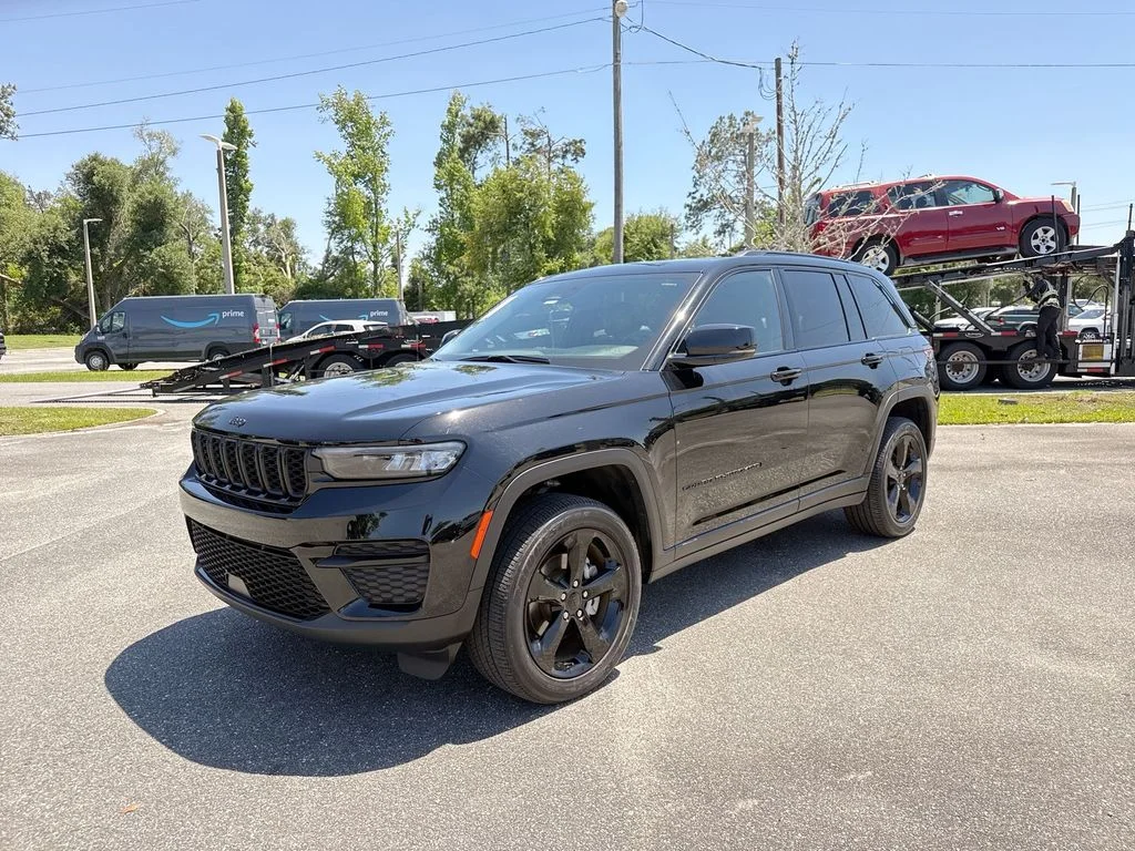 Used 2023 Diamond Black Jeep Altitude X image 8