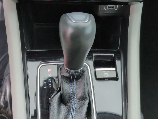 Used 2022 White Jeep Latitude image 23