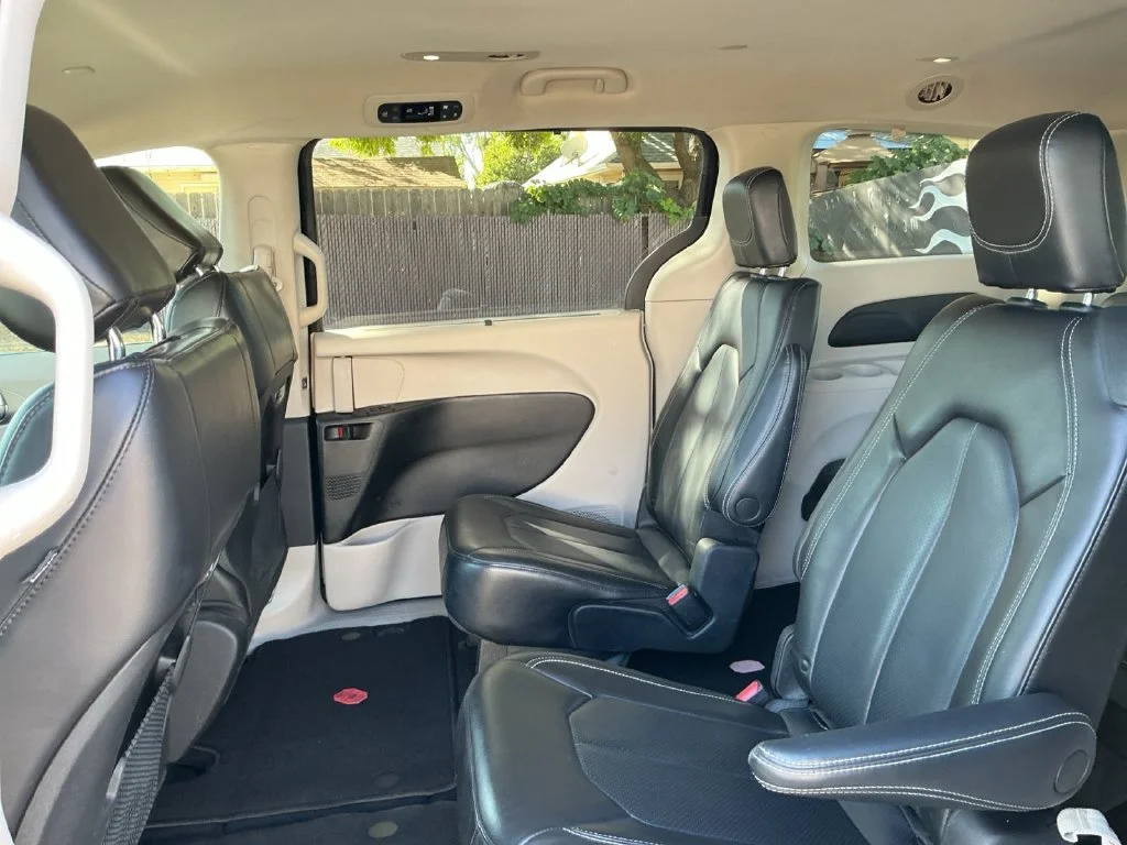 Used 2023 Black Chrysler Touring L image 27