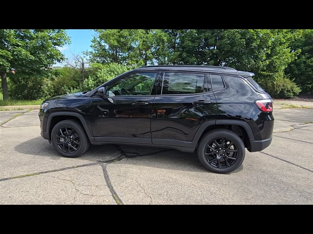 New 2026 Diamond Black Crystal Pearl-Coat Exterior Paint Jeep Altitude image 5
