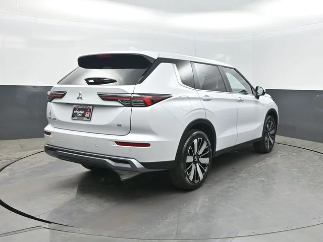 New 2026 White Mitsubishi SE image 32