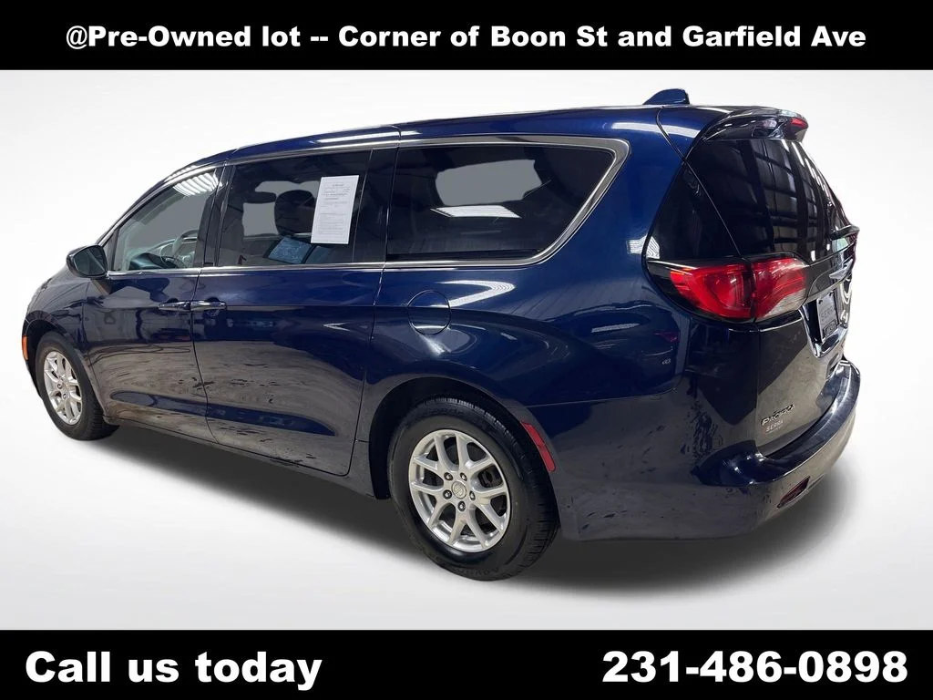 Used 2017 Blue Chrysler LX image 5