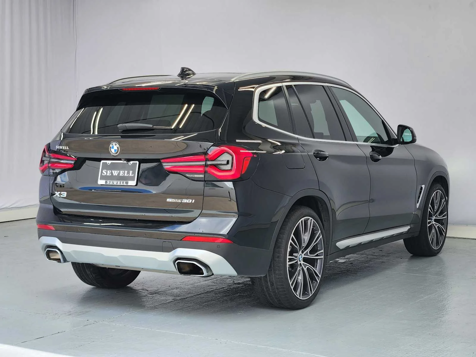 Used 2022 Black Sapphire Metallic BMW sDrive30i image 4