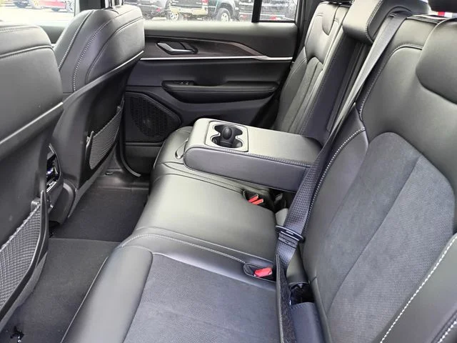 New 2026 Diamond Black Crystal Pearl-Coat Exterior Paint Jeep Laredo Altitude image 20
