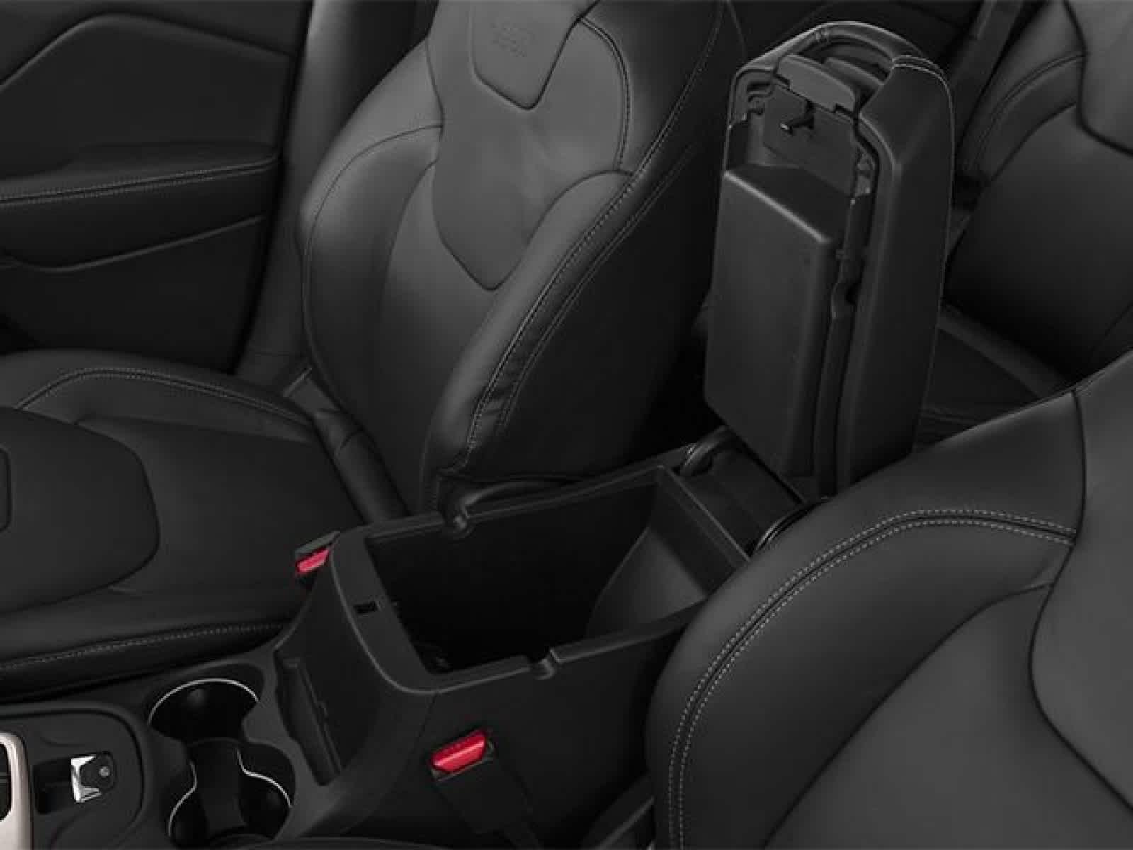 Used 2014 Brilliant Black Crystal Pearlcoat Jeep Latitude image 9