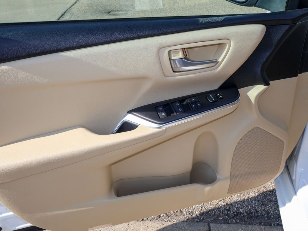 Used 2015 White Toyota LE image 13