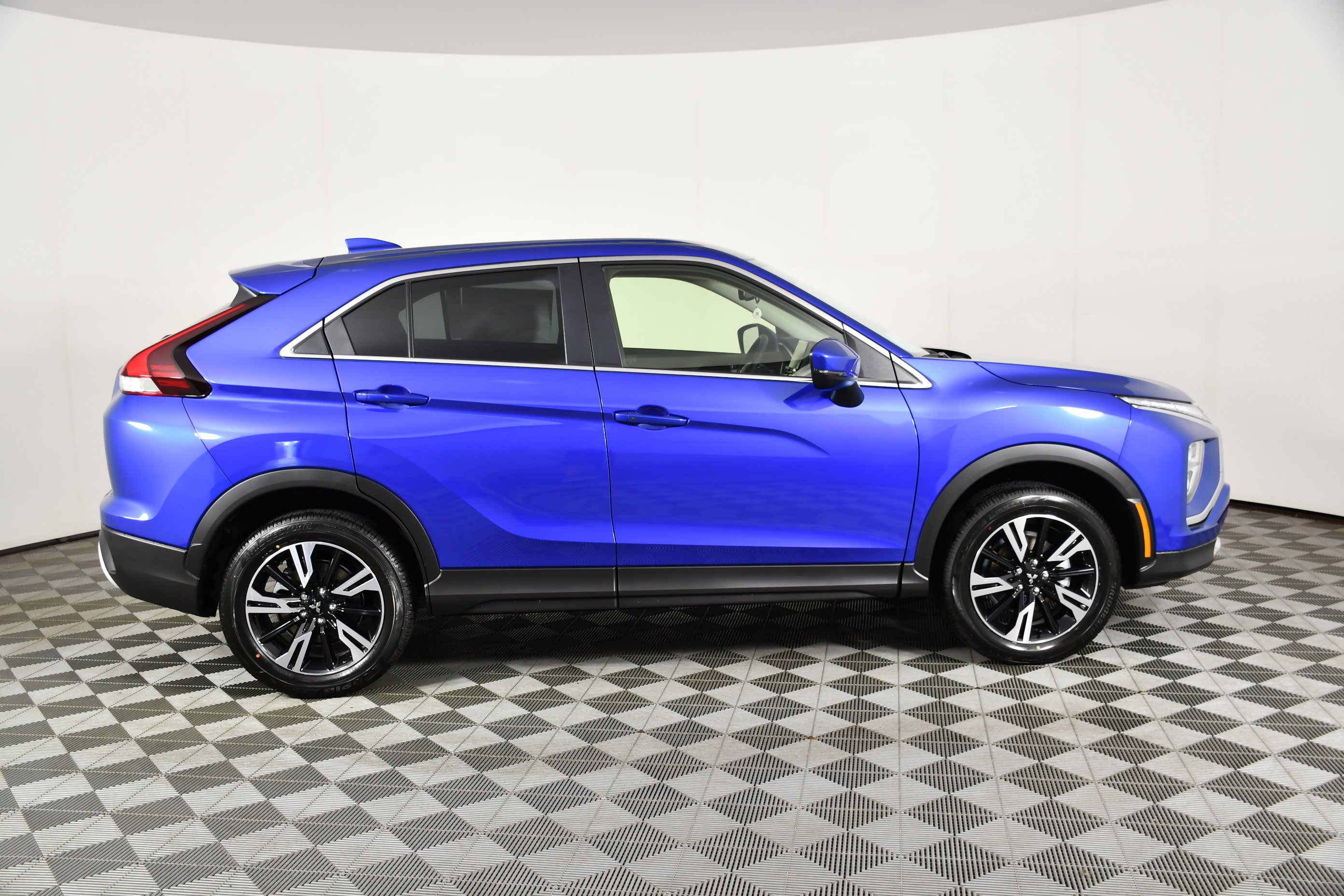 New 2026 Lightning Blue Metallic Mitsubishi SE image 5
