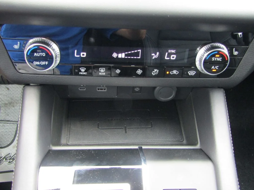 2025 Mitsubishi Outlander Plug-in Hybrid SE - Photo 25