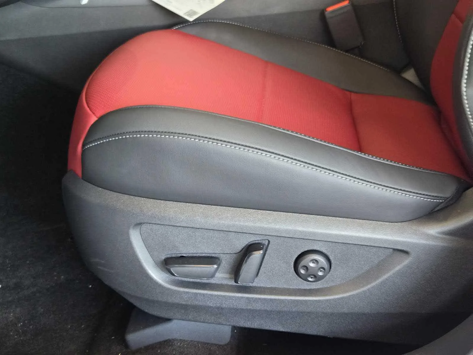 Certified Used 2025 Radiant White INFINITI SPORT image 17