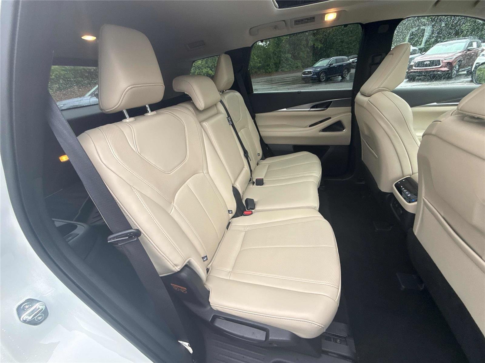 Used 2023 Majestic White INFINITI LUXE image 31