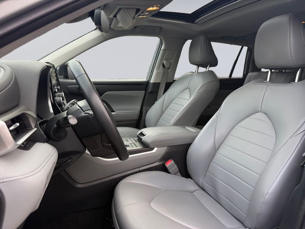 Used 2022 Silver Toyota XLE image 11