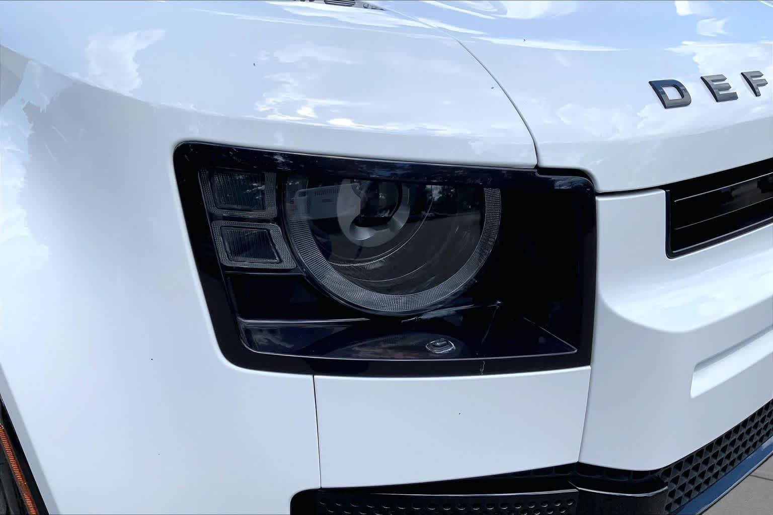 Used 2024 Fuji White Land Rover X-Dynamic SE image 25