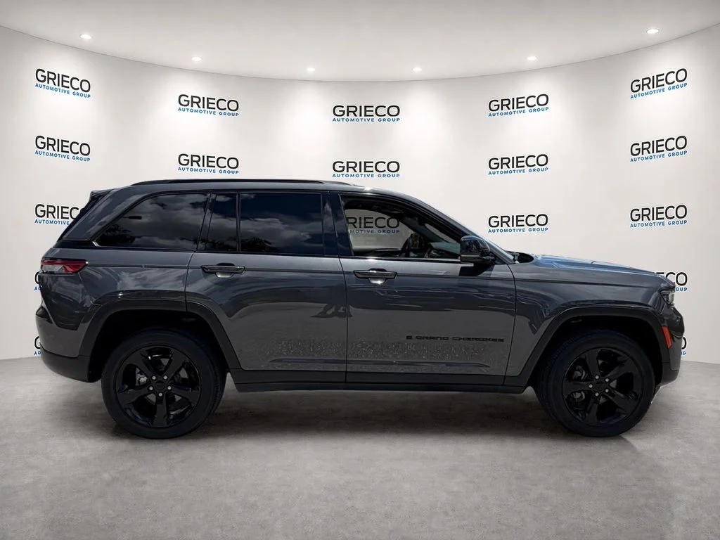 Used 2022 Gray Jeep Altitude image 13