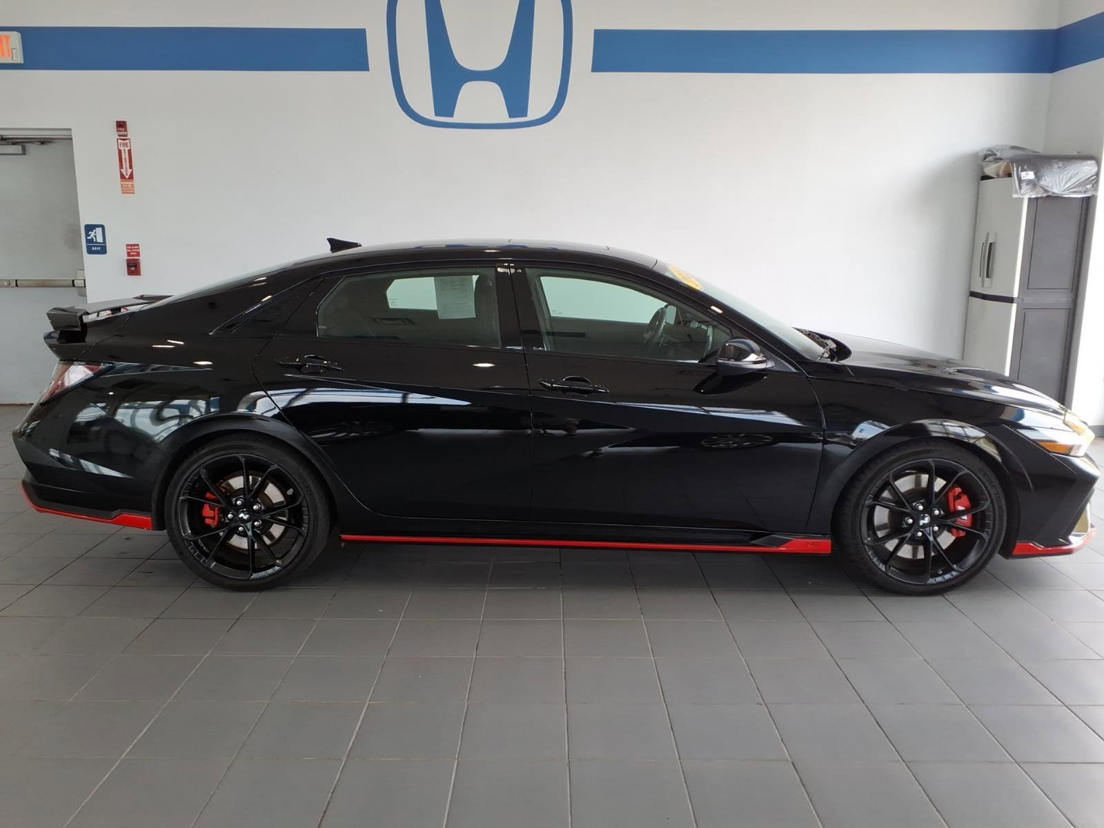 Certified Used 2025 Abyss Black Hyundai Base image 4