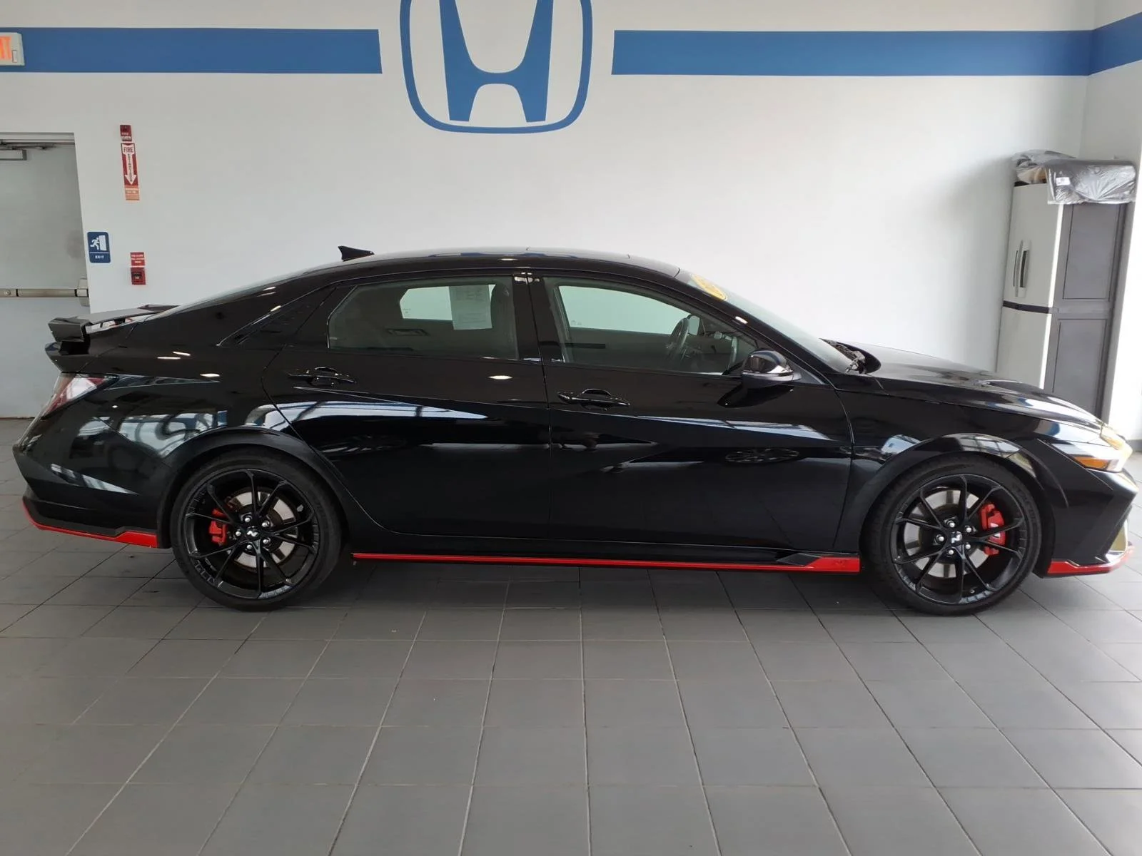 Used 2025 Abyss Black Hyundai Base image 4