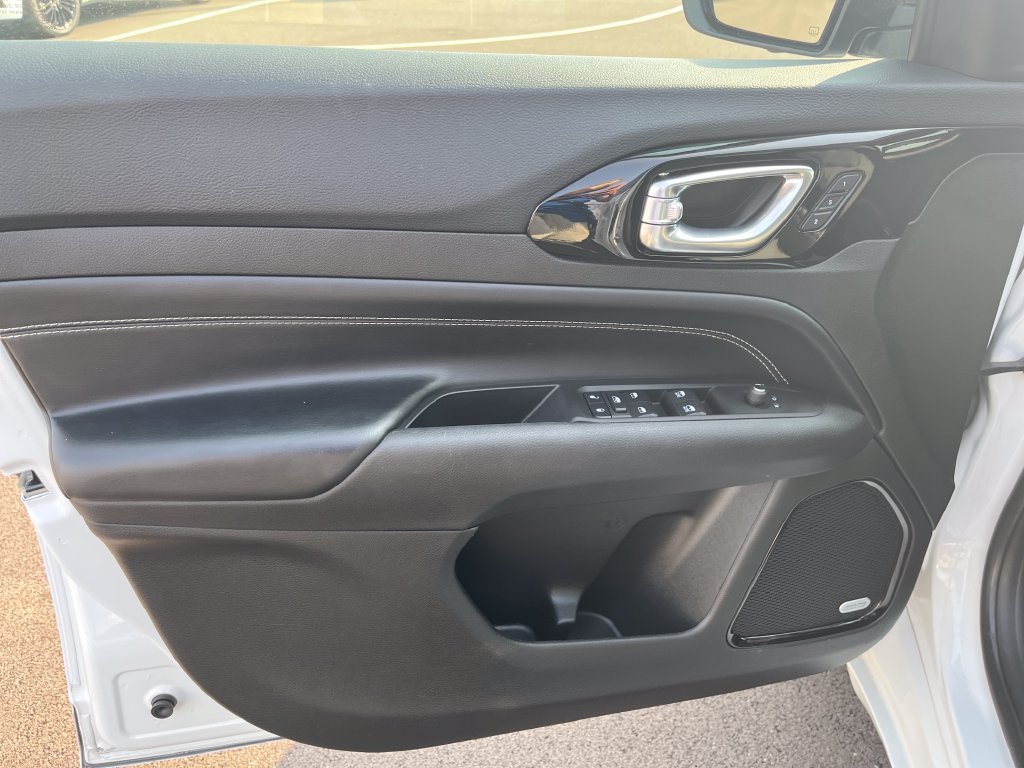 Used 2022 White Jeep High Altitude image 11