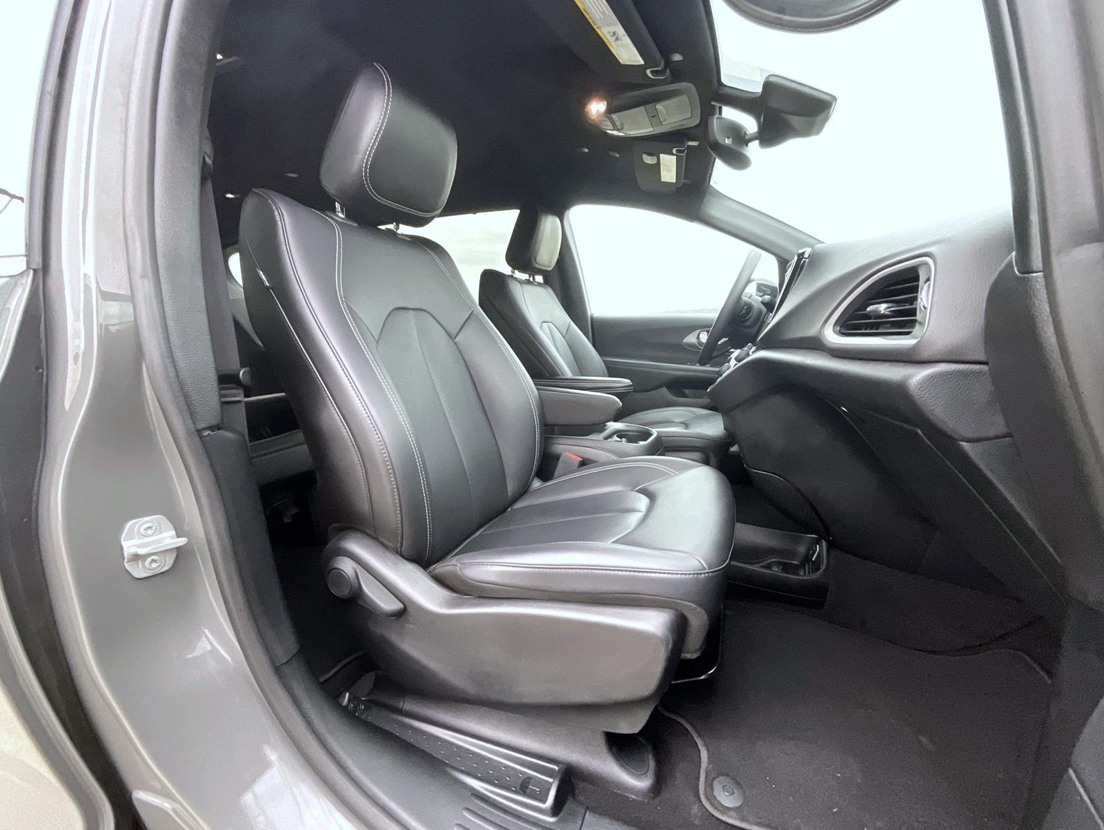 Used 2025 White Chrysler Select image 16