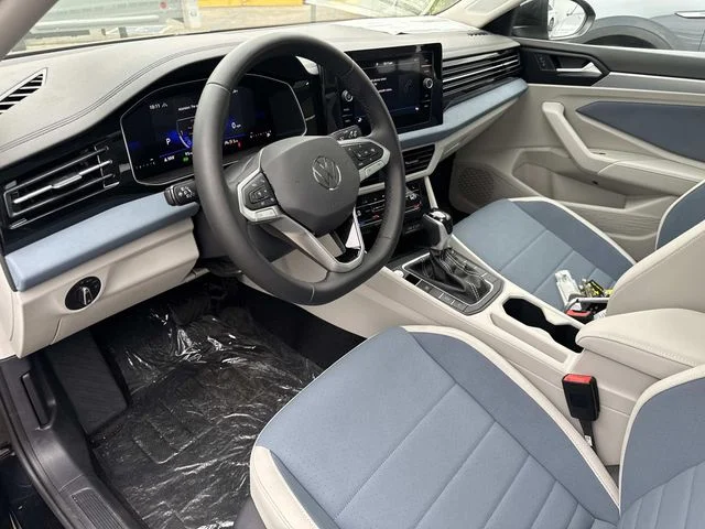 2025 Volkswagen Jetta SE - Photo 13
