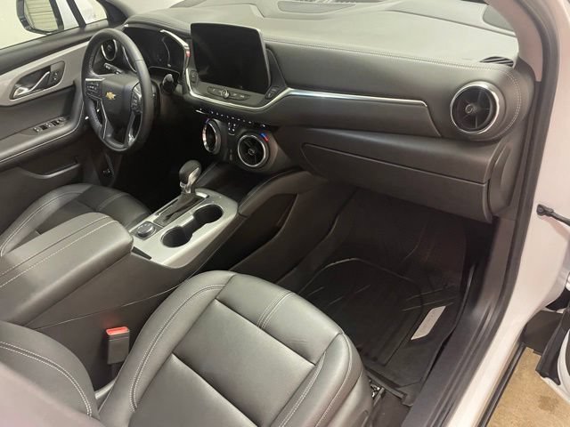 Used 2024 Summit White Chevrolet 3LT image 17