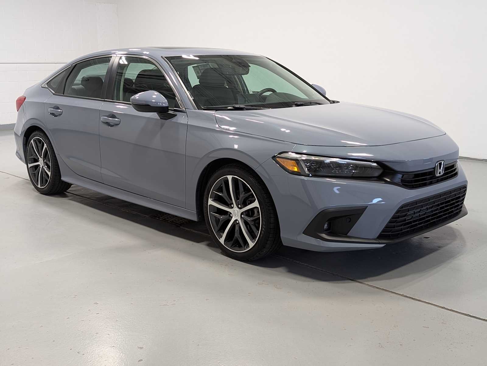 Used 2024 Sonic Gray Pearl Honda Touring image 6