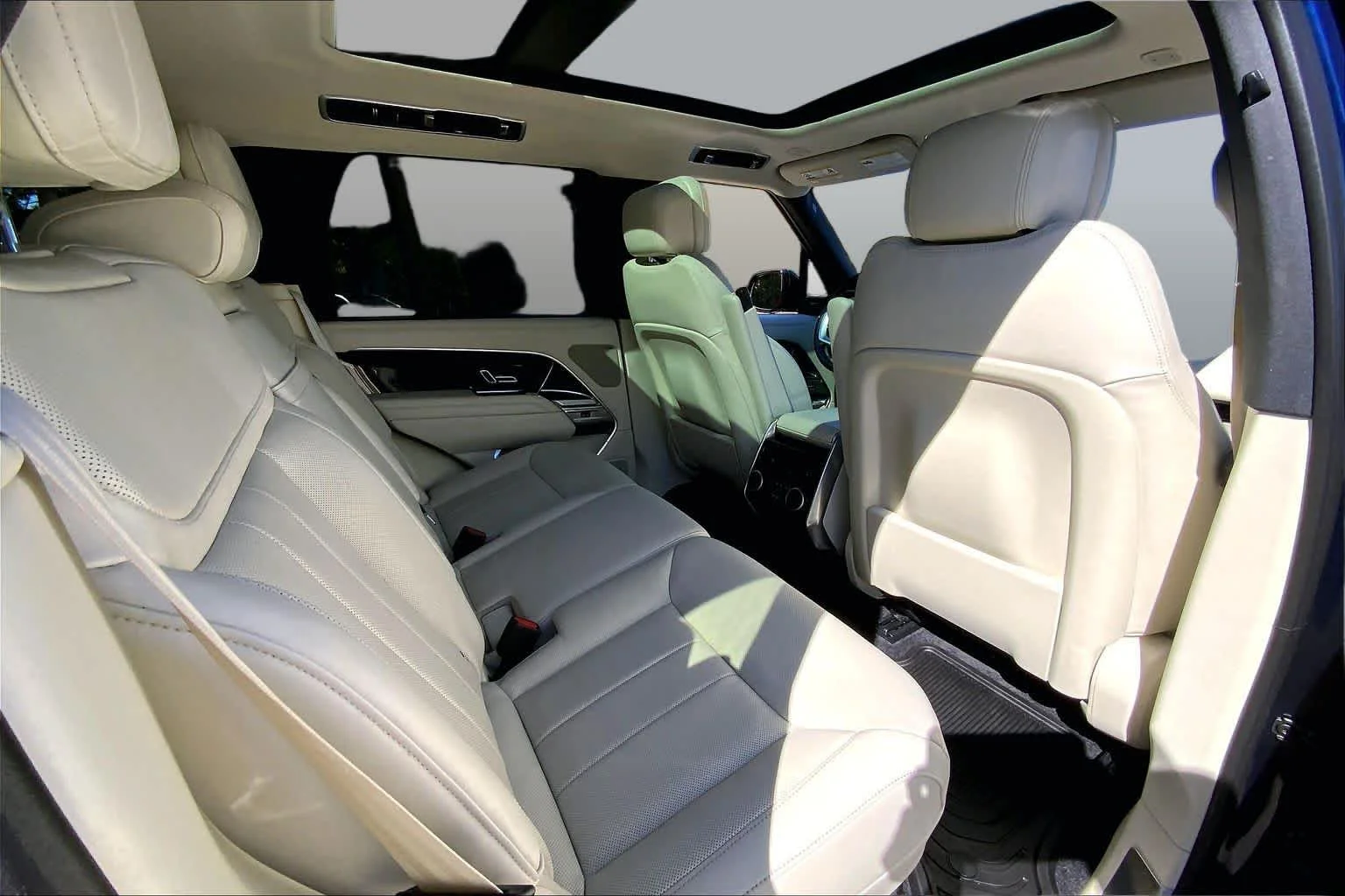 Used 2023 Portofino Blue Metallic Land Rover SE image 18
