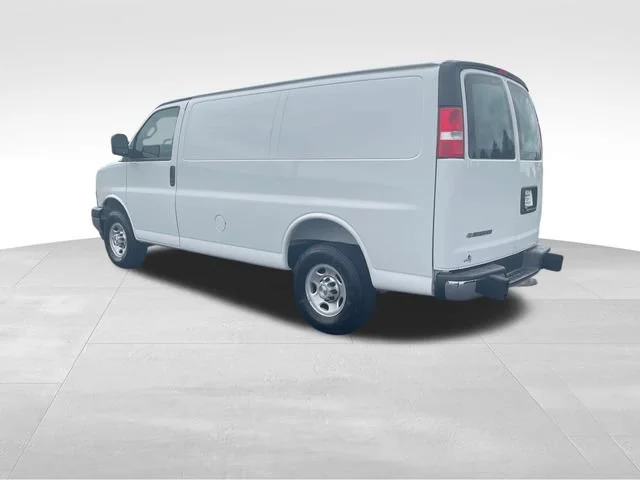 Used 2025 Summit White Chevrolet WT image 3