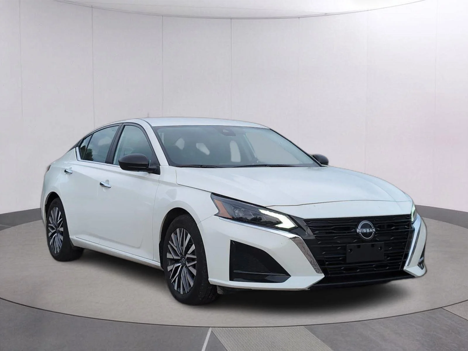 Used 2025 Glacier White Nissan SV image 9