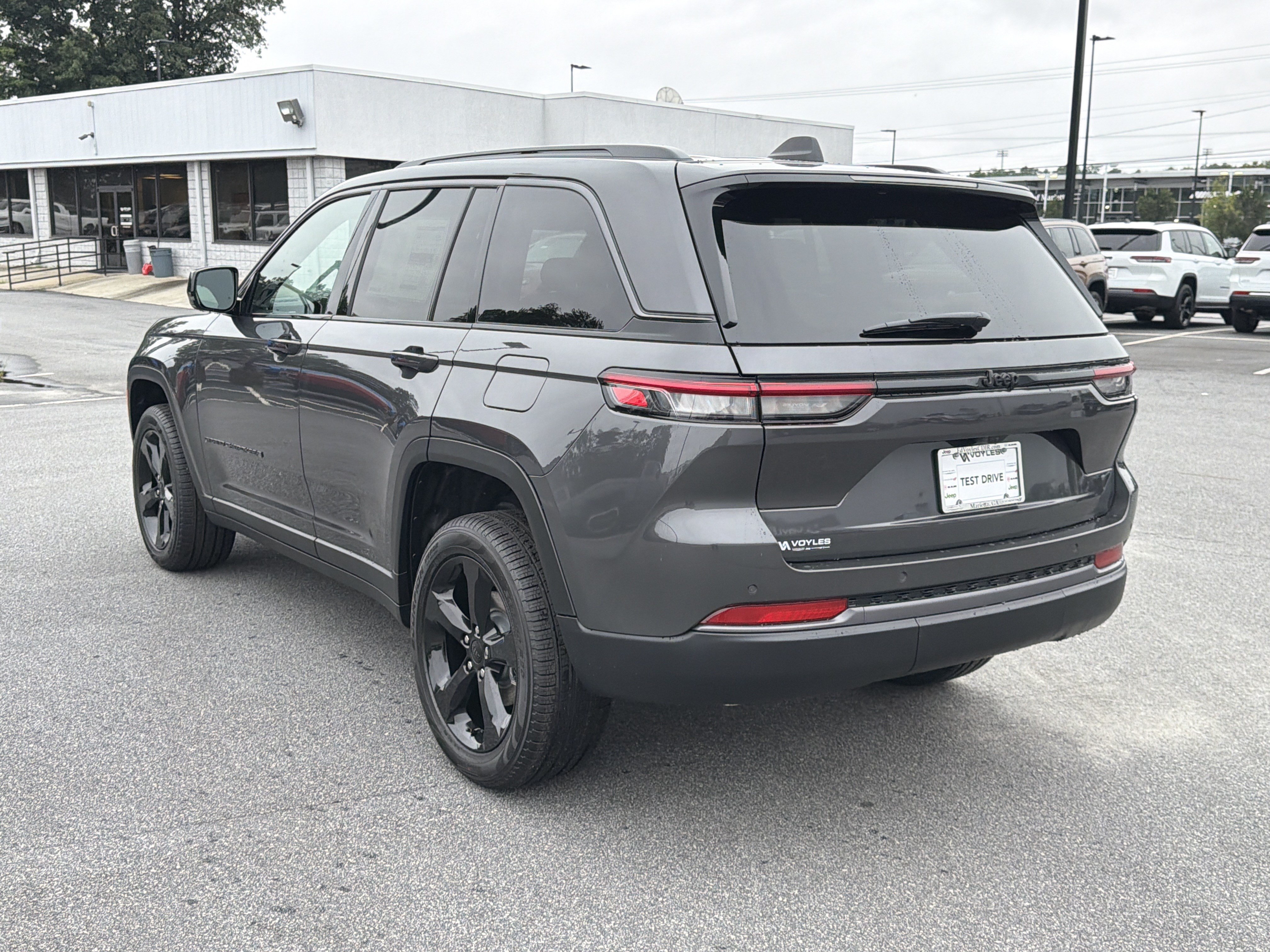 New 2026 Baltic Gray Metallic Clear-Coat Exterior Paint Jeep Limited image 6
