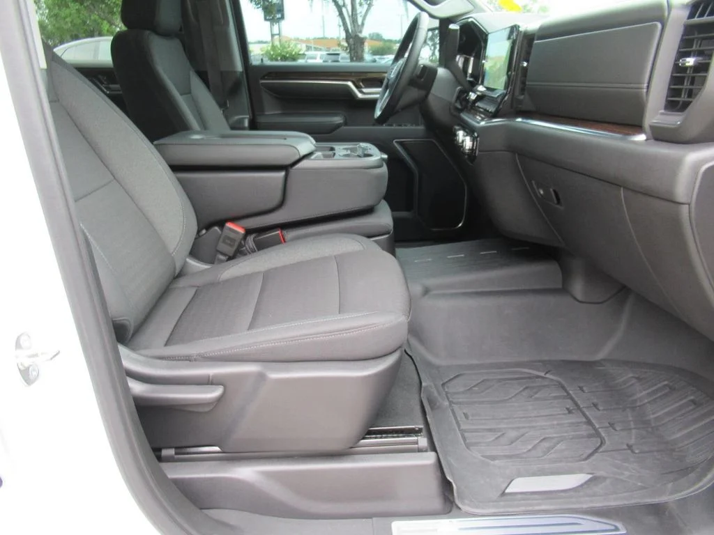 Used 2024 White GMC Elevation image 9