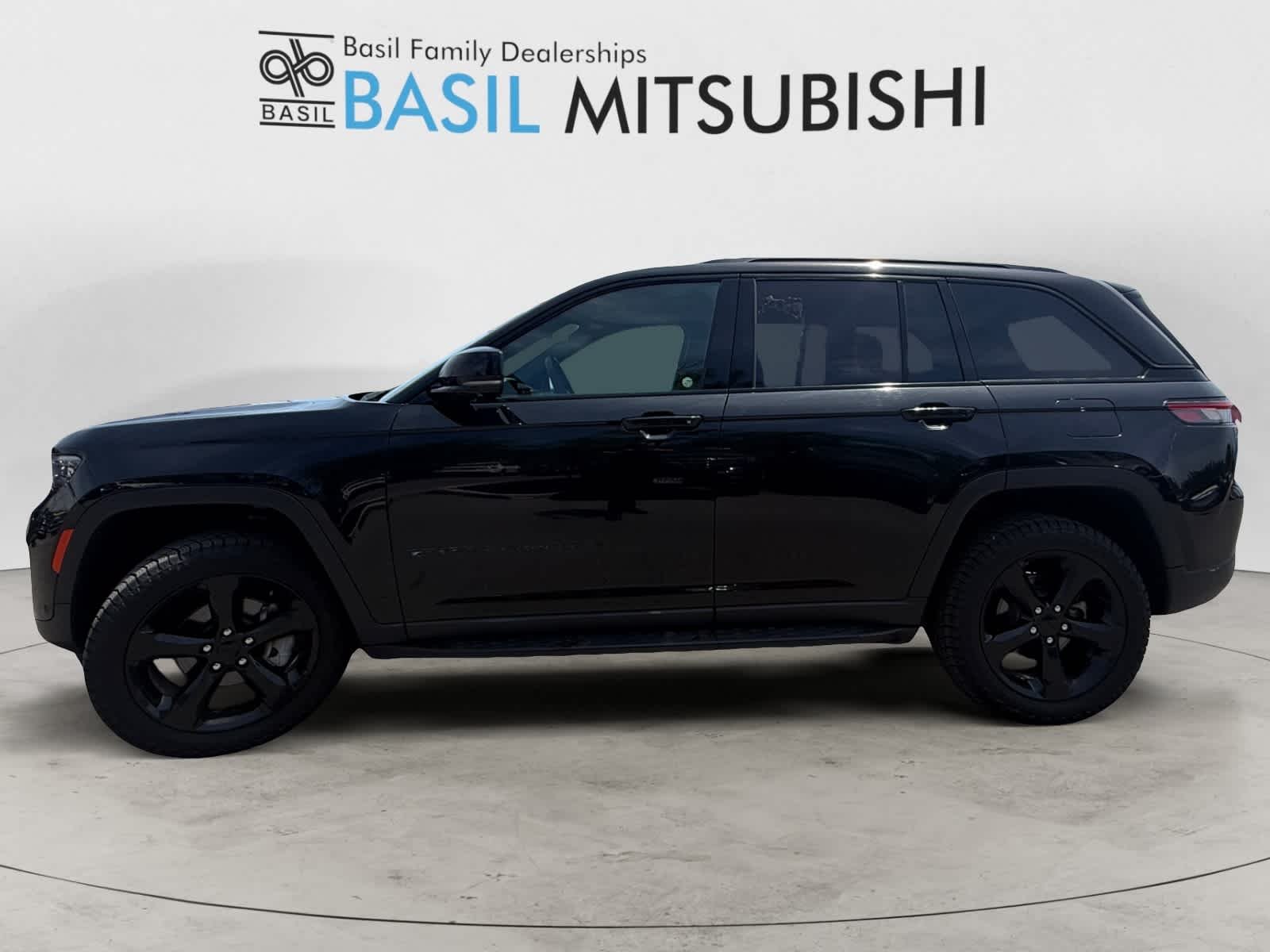 Used 2024 Diamond Black Crystal Pearl Jeep Limited image 2