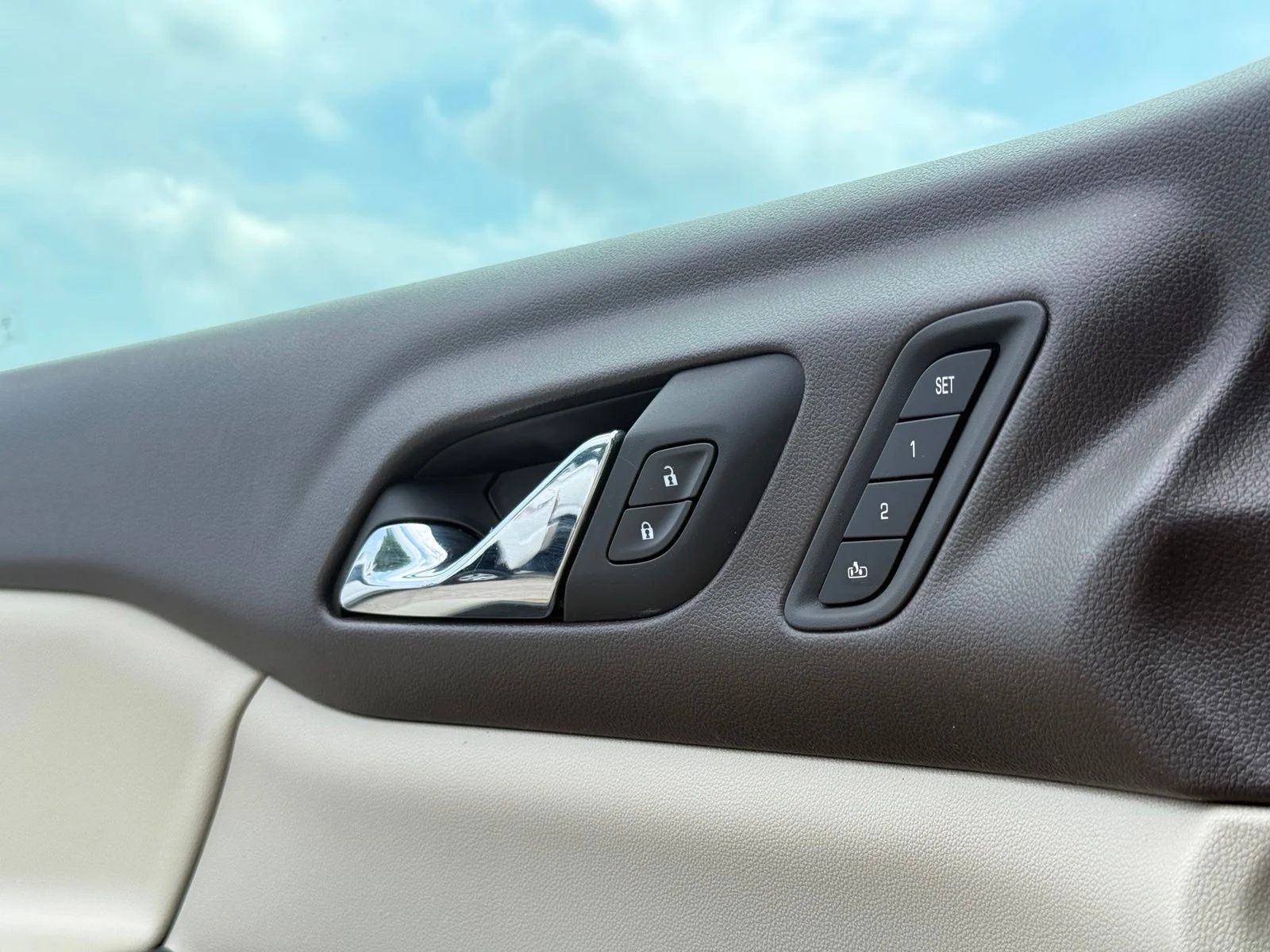 Used 2018 White GMC Denali image 14