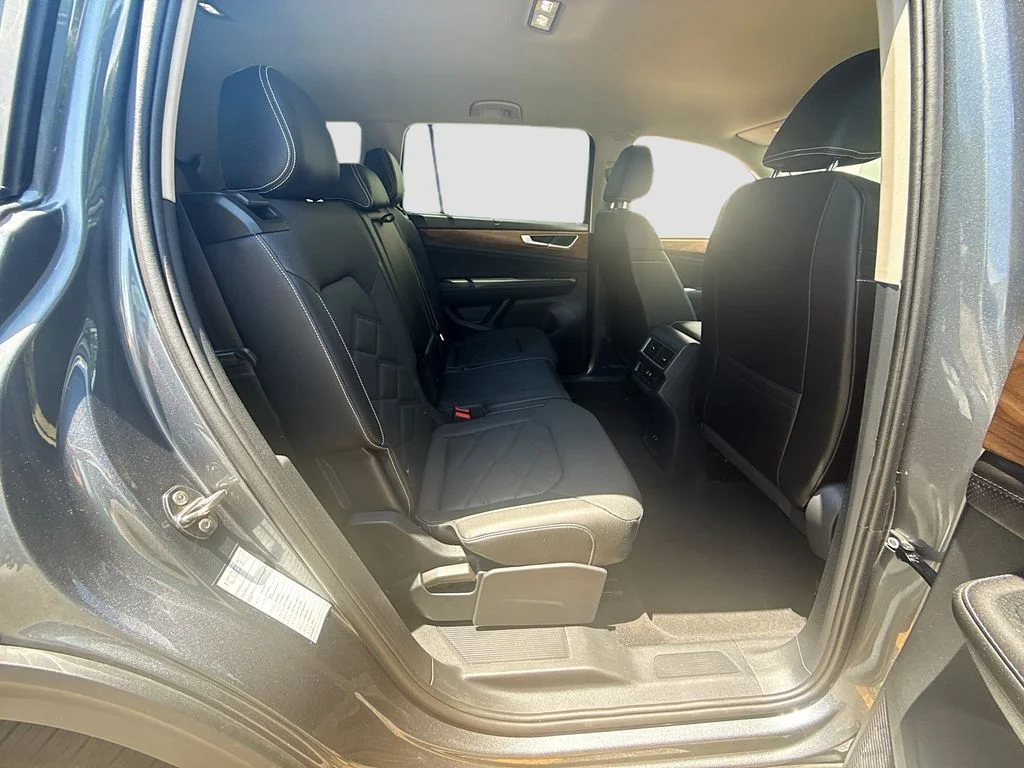 Used 2025  Volkswagen 2.0T SE w/Technology image 31