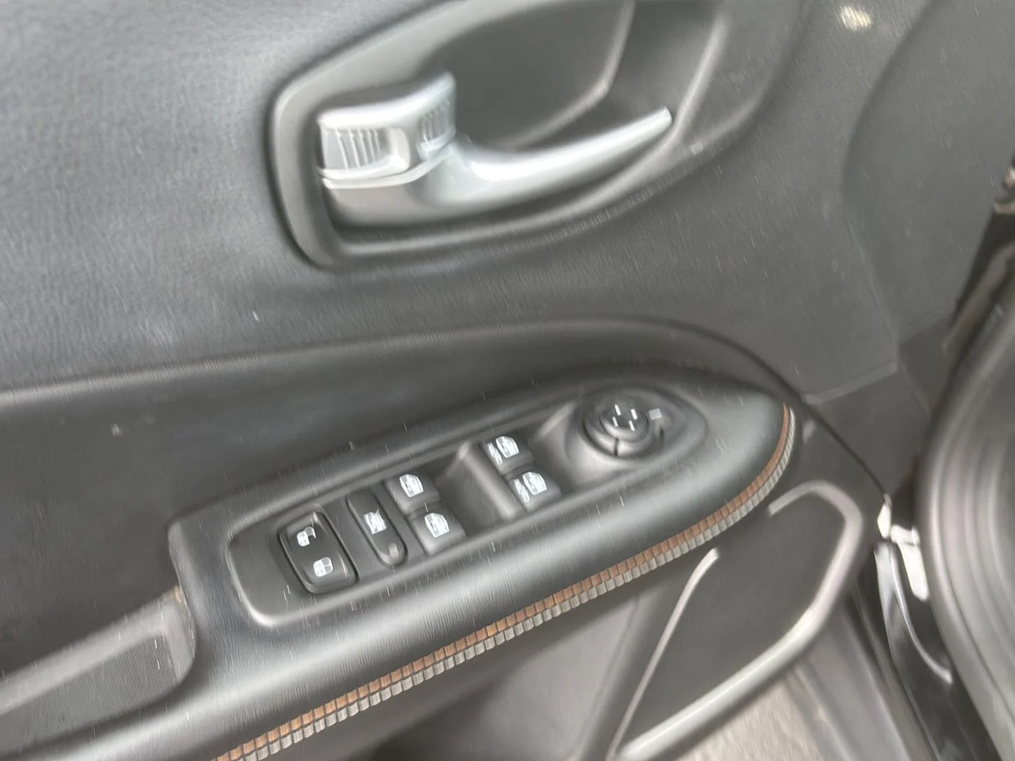 Used 2021 Diamond Black Crystal Pearlcoat Jeep Latitude image 7