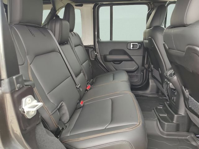 New 2026 Granite Crystal Metallic Clear-Coat Exterior Paint Jeep Sahara image 32