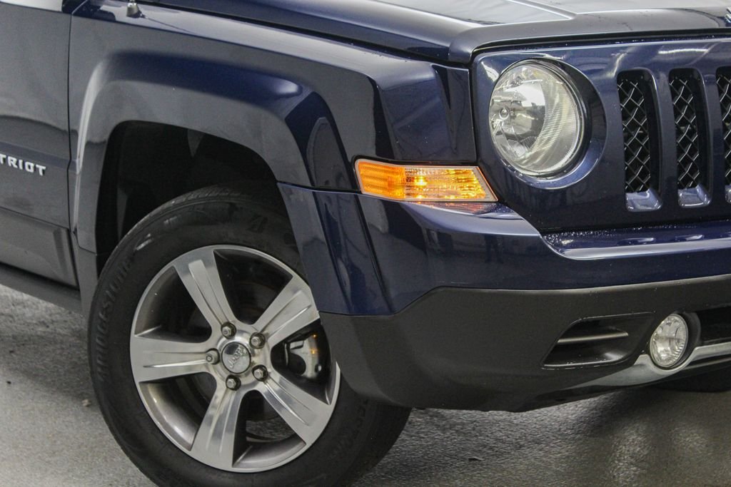 Used 2017 Blue Jeep Latitude image 3