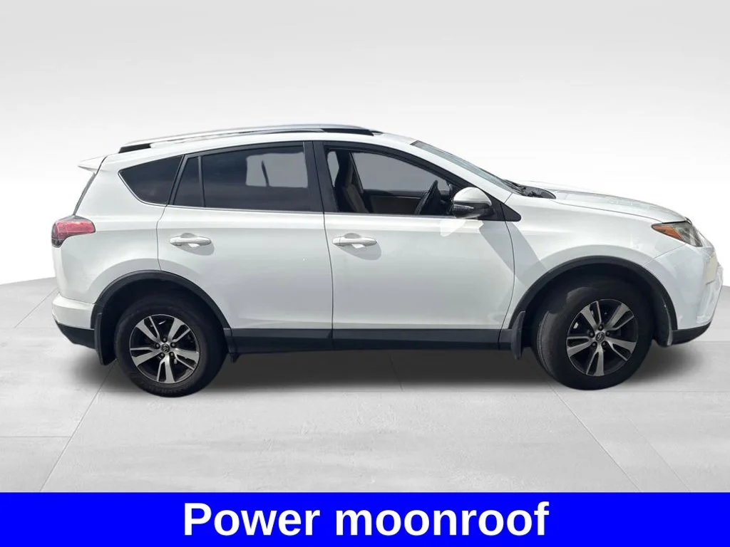 Used 2018 White Toyota XLE image 7