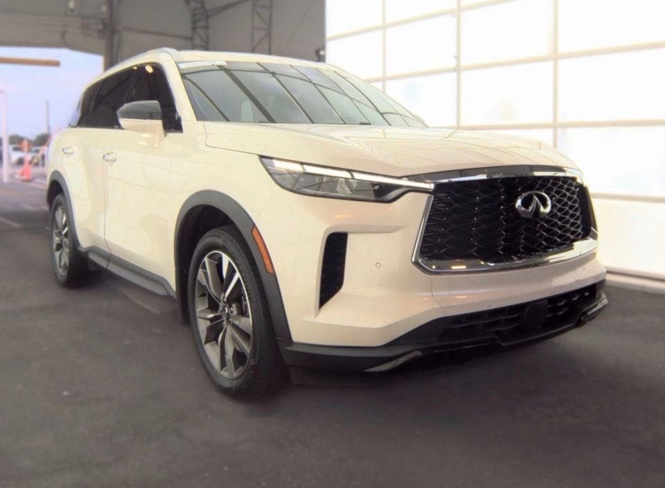 Used 2023 White INFINITI LUXE image 6