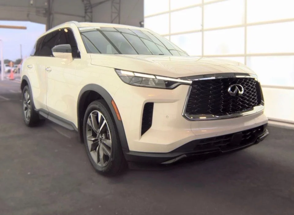 Certified Used 2023 White INFINITI LUXE image 6
