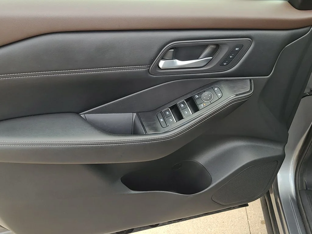 Used 2022 Gray Nissan SL image 21