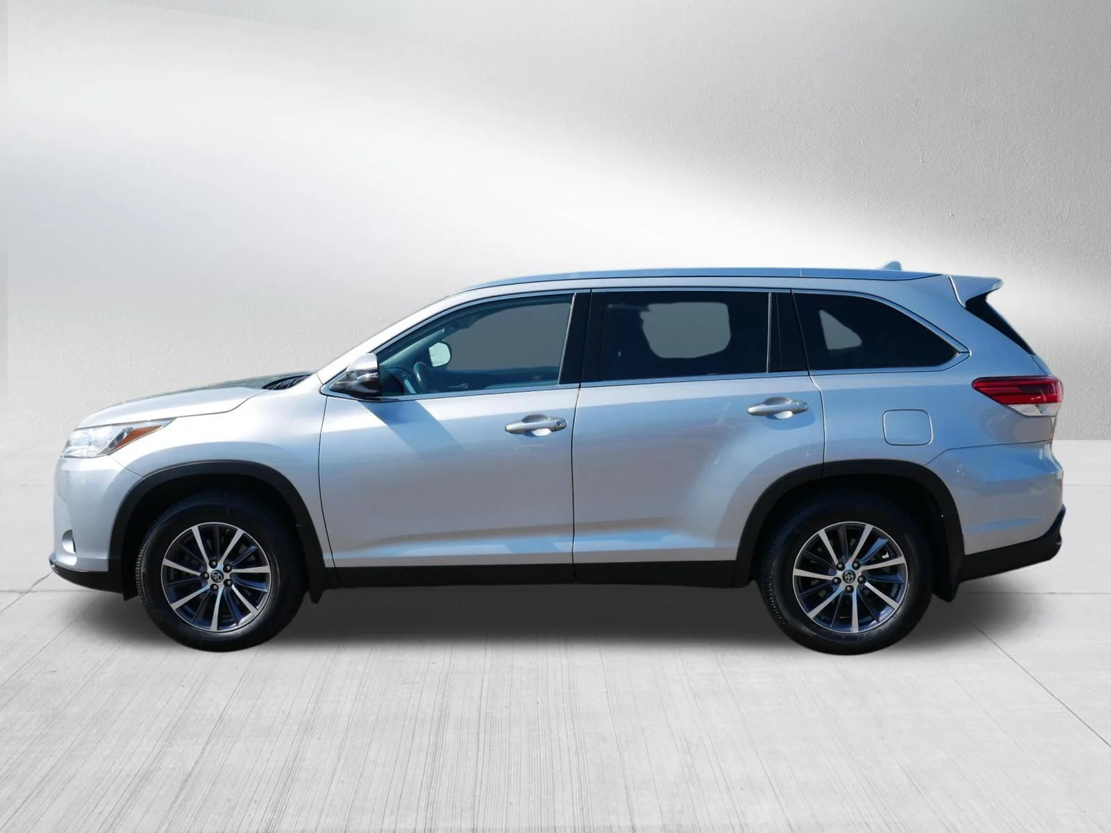 Used 2019 Celestial Silver Metallic Toyota XLE image 4