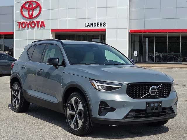 2023 Volvo XC40 Ultimate Dark Theme