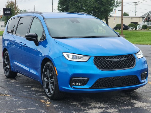 New 2026 Chrysler Pacifica Select