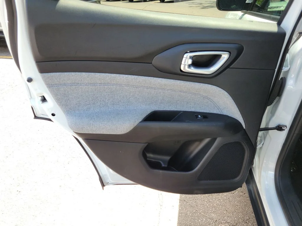 Used 2024 Silver Jeep Latitude image 16