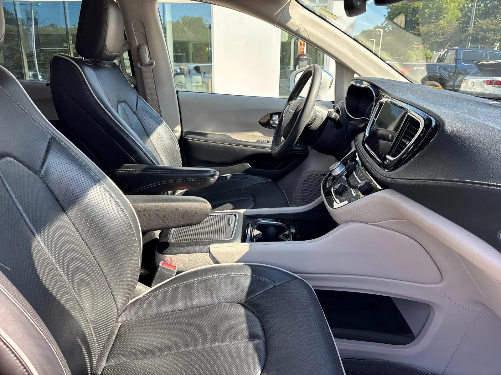 Used 2022 Bright White Clearcoat Chrysler Limited image 40