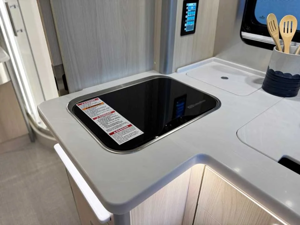 New 2025 Hightech Silver Premium Metallic AIRSTREAM  image 11