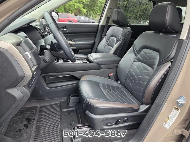 Used 2023 Black Nissan Platinum image 9