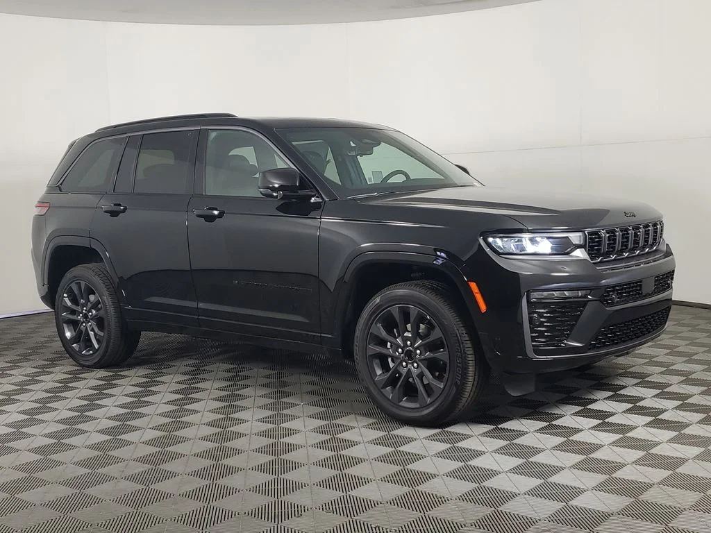 New 2026 Diamond Black Crystal Pearl-Coat Exterior Paint Jeep Limited Reserve image 2