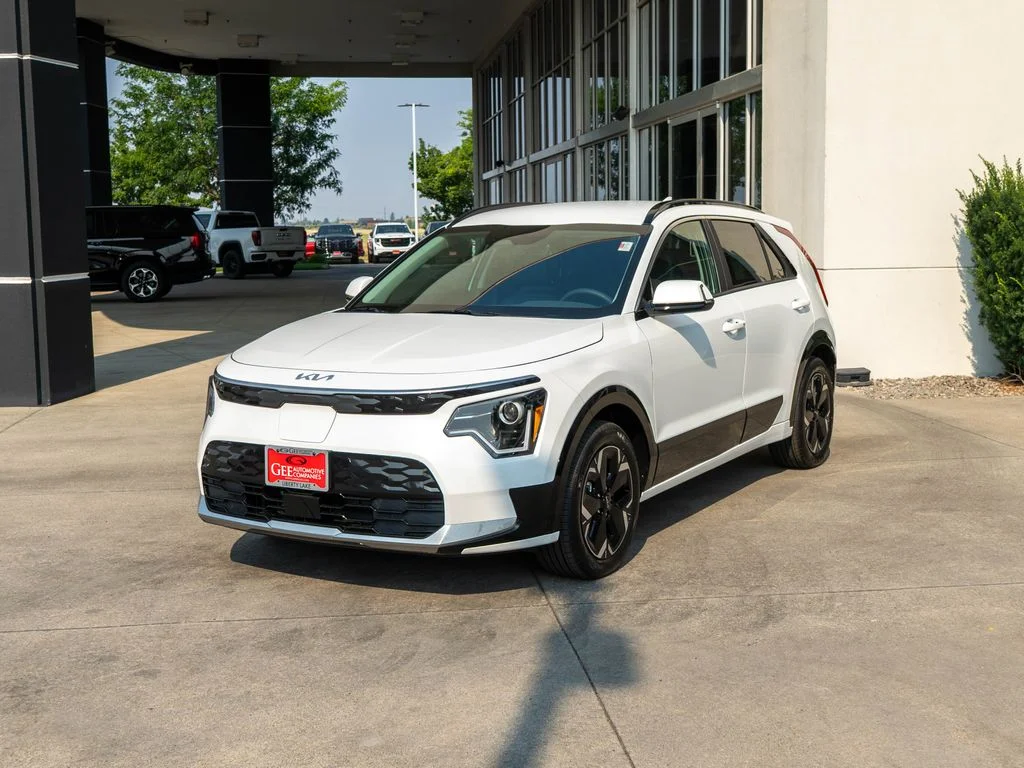 New 2026 Snow White Pearl Kia WIND image 3