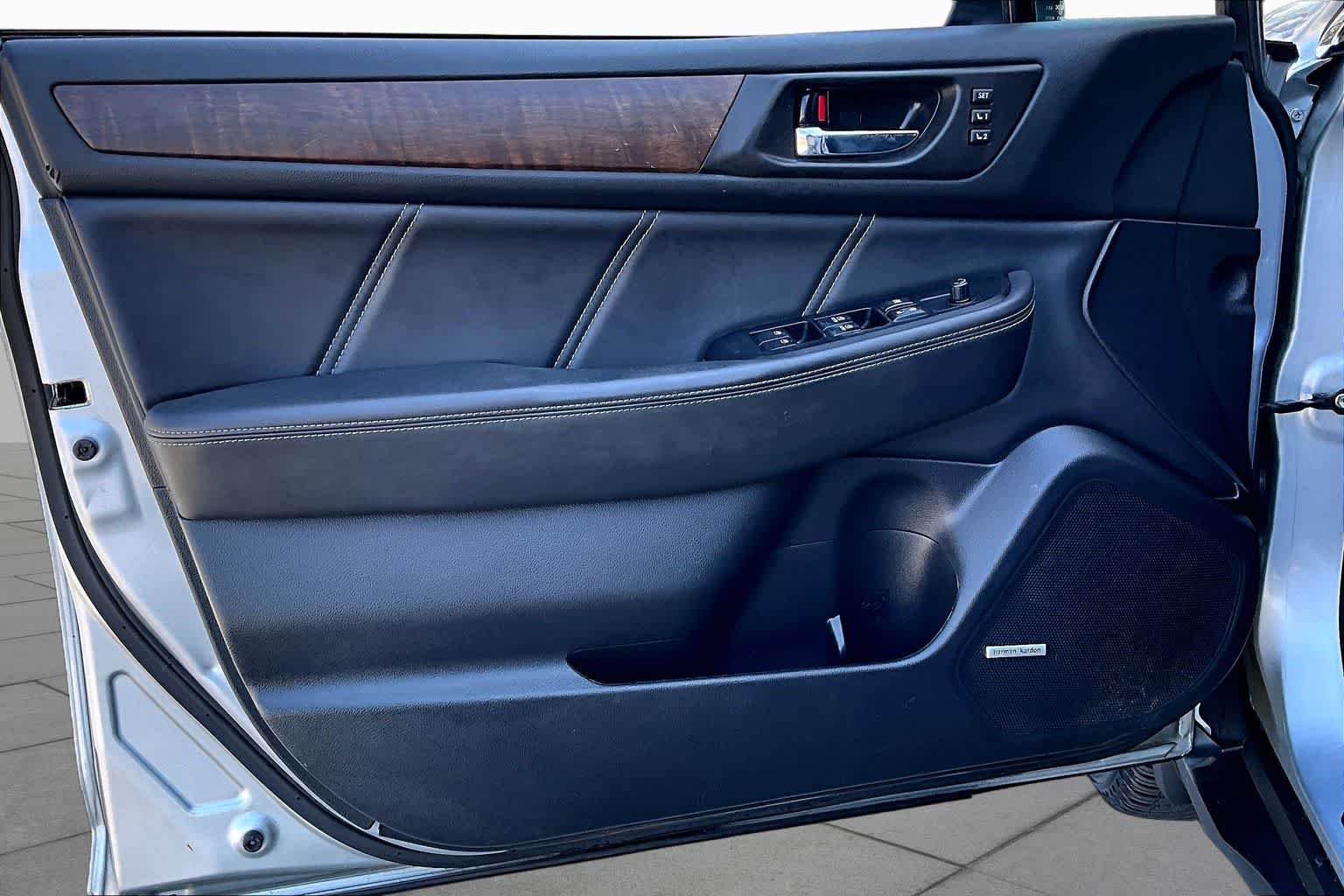 Used 2018 Ice Silver Metallic Subaru Limited image 22