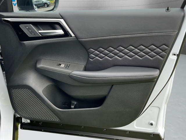 Used 2025 White Mitsubishi SEL Black Edition image 8